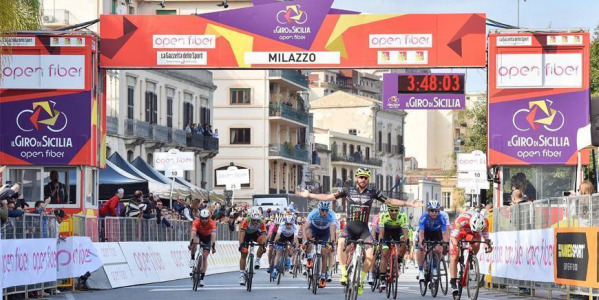 Il Giro di Sicilia: Luca Pacioni on the podium in Milazzo
